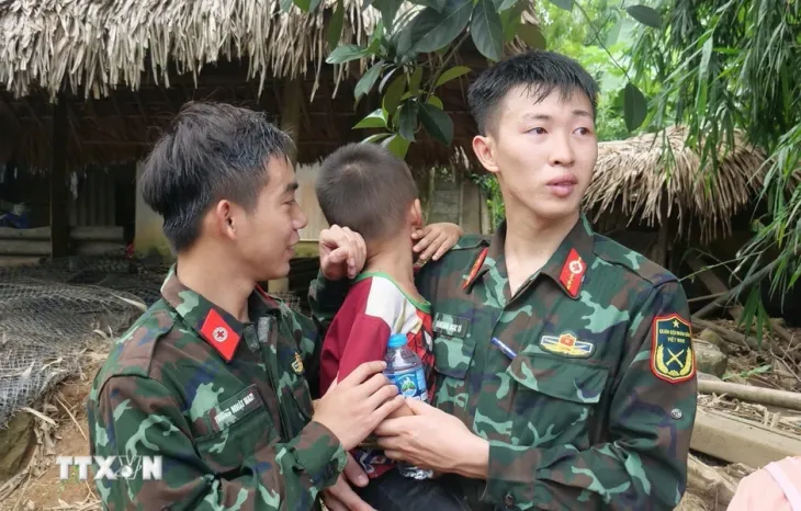 Xúc động ngày chia tay lực lượng quân đội tìm kiếm ở Làng Nủ - Ảnh 2. Xúc động ngày chia tay lực lượng quân đội tìm kiếm ở Làng Nủ - Ảnh 2.