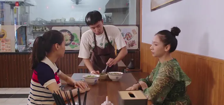 Đi giữa trời rực rỡ - Tập 40: Chải bước chân vào nghề xe ôm công nghệ - Ảnh 1. Đi giữa trời rực rỡ - Tập 40: Chải bước chân vào nghề xe ôm công nghệ - Ảnh 1.