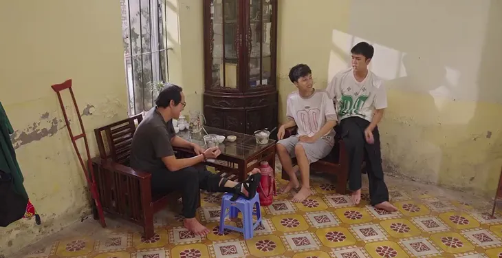 Đi giữa trời rực rỡ - Tập 40: Chải bước chân vào nghề xe ôm công nghệ - Ảnh 2. Đi giữa trời rực rỡ - Tập 40: Chải bước chân vào nghề xe ôm công nghệ - Ảnh 2.