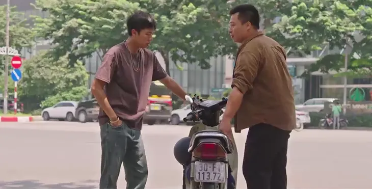 Đi giữa trời rực rỡ - Tập 40: Chải bước chân vào nghề xe ôm công nghệ - Ảnh 4. Đi giữa trời rực rỡ - Tập 40: Chải bước chân vào nghề xe ôm công nghệ - Ảnh 4.