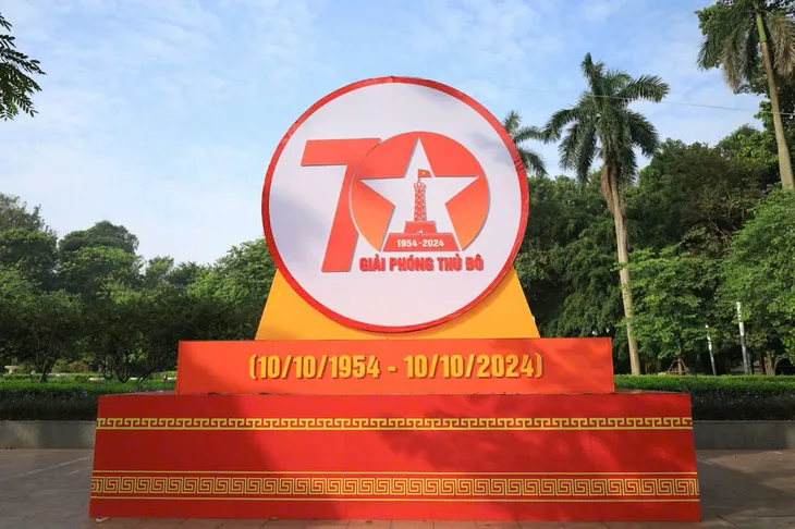 Phố phường Hà Nội trang hoàng mừng Kỷ niệm 70 năm Ngày Giải phóng Thủ đô - Ảnh 3. Phố phường Hà Nội trang hoàng mừng Kỷ niệm 70 năm Ngày Giải phóng Thủ đô - Ảnh 3.