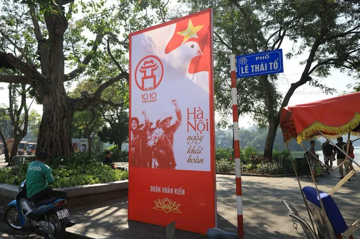 Phố phường Hà Nội trang hoàng mừng Kỷ niệm 70 năm Ngày Giải phóng Thủ đô - Ảnh 5. Phố phường Hà Nội trang hoàng mừng Kỷ niệm 70 năm Ngày Giải phóng Thủ đô - Ảnh 5.