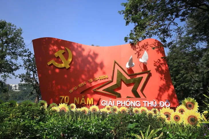 Phố phường Hà Nội trang hoàng mừng Kỷ niệm 70 năm Ngày Giải phóng Thủ đô - Ảnh 6. Phố phường Hà Nội trang hoàng mừng Kỷ niệm 70 năm Ngày Giải phóng Thủ đô - Ảnh 6.
