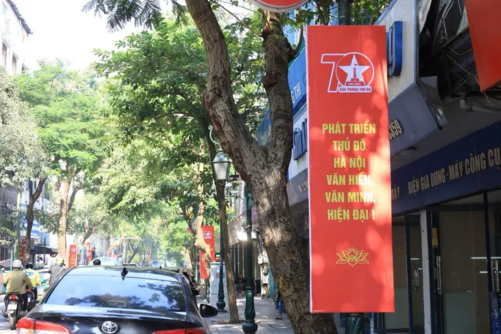 Phố phường Hà Nội trang hoàng mừng Kỷ niệm 70 năm Ngày Giải phóng Thủ đô - Ảnh 4. Phố phường Hà Nội trang hoàng mừng Kỷ niệm 70 năm Ngày Giải phóng Thủ đô - Ảnh 4.