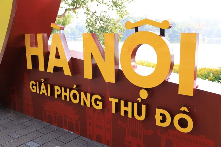 Phố phường Hà Nội trang hoàng mừng Kỷ niệm 70 năm Ngày Giải phóng Thủ đô - Ảnh 8. Phố phường Hà Nội trang hoàng mừng Kỷ niệm 70 năm Ngày Giải phóng Thủ đô - Ảnh 8.