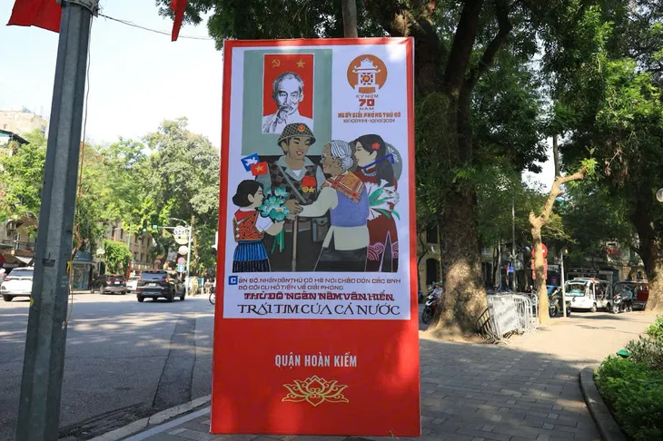 Phố phường Hà Nội trang hoàng mừng Kỷ niệm 70 năm Ngày Giải phóng Thủ đô - Ảnh 7. Phố phường Hà Nội trang hoàng mừng Kỷ niệm 70 năm Ngày Giải phóng Thủ đô - Ảnh 7.