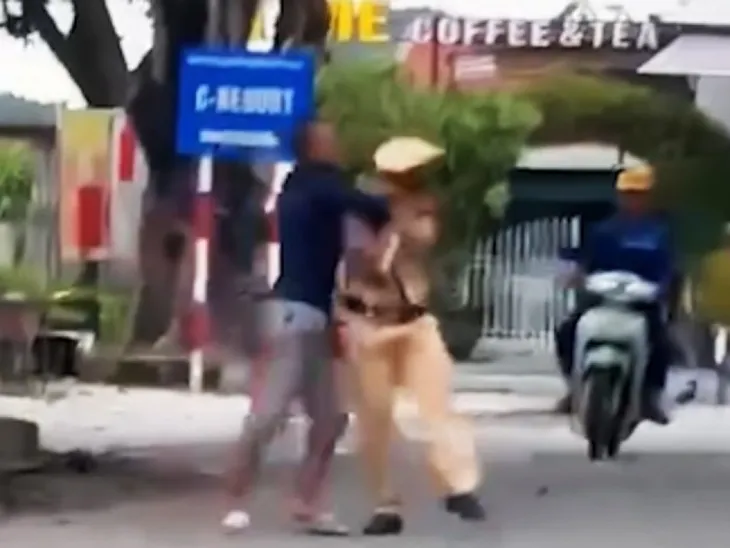 Nam thanh niên vi phạm nồng độ cồn còn chống đối, tấn công CSGT - Ảnh 1. Nam thanh niên vi phạm nồng độ cồn còn chống đối, tấn công CSGT - Ảnh 1.