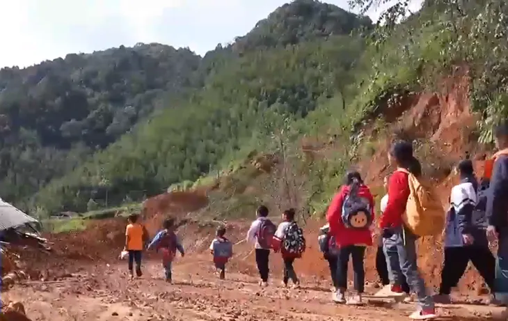 Gian nan đường đến trường của học sinh vùng sạt lở - Ảnh 1. Gian nan đường đến trường của học sinh vùng sạt lở - Ảnh 1.