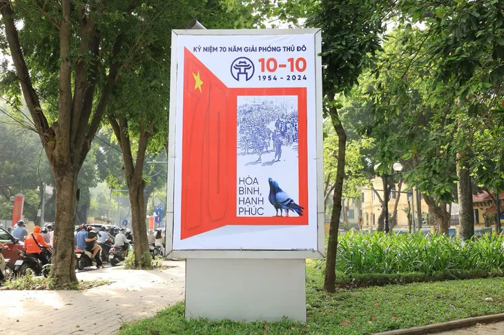Phố phường Hà Nội trang hoàng mừng Kỷ niệm 70 năm Ngày Giải phóng Thủ đô - Ảnh 1. Phố phường Hà Nội trang hoàng mừng Kỷ niệm 70 năm Ngày Giải phóng Thủ đô - Ảnh 1.