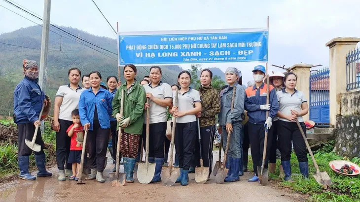 15000 phụ nữ TP Hạ Long tham gia dọn dẹp môi trường sau bão số 3 - Ảnh 3. 15000 phụ nữ TP Hạ Long tham gia dọn dẹp môi trường sau bão số 3 - Ảnh 3.