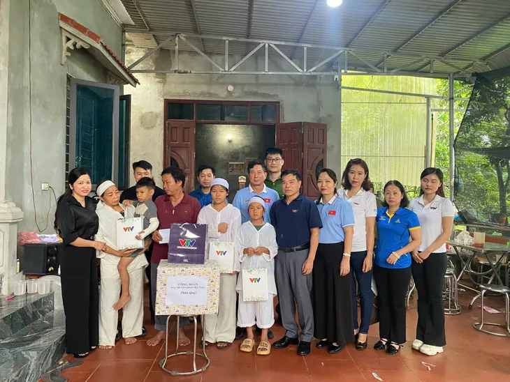 Công đoàn Đài THVN nhận đỡ đầu hai cháu mồ côi ở Tuyên Quang và Hòa Bình - Ảnh 2. Công đoàn Đài THVN nhận đỡ đầu hai cháu mồ côi ở Tuyên Quang và Hòa Bình - Ảnh 2.