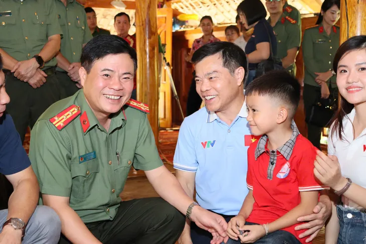 Công đoàn Đài THVN nhận đỡ đầu hai cháu mồ côi ở Tuyên Quang và Hòa Bình - Ảnh 3. Công đoàn Đài THVN nhận đỡ đầu hai cháu mồ côi ở Tuyên Quang và Hòa Bình - Ảnh 3.