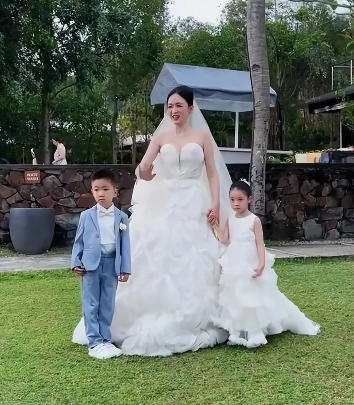 An Dĩ Hiên lộ diện sau 2 năm ở ẩn - Ảnh 2. An Dĩ Hiên lộ diện sau 2 năm ở ẩn - Ảnh 2.
