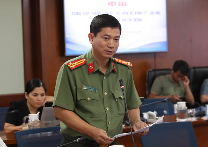 CSGT lập chốt kiểm tra nồng độ cồn không gây cản trở giao thông - Ảnh 1. CSGT lập chốt kiểm tra nồng độ cồn không gây cản trở giao thông - Ảnh 1.