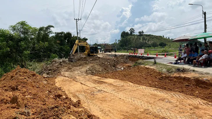 Lâm Đồng: Nhanh chóng khắc phục sự cố sạt lở để thông xe trên tỉnh lộ 721 - Ảnh 1. Lâm Đồng: Nhanh chóng khắc phục sự cố sạt lở để thông xe trên tỉnh lộ 721 - Ảnh 1.