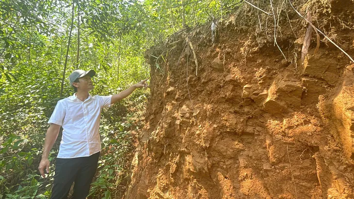 Quảng Ngãi: Núi Mang Kà Muồng nứt toác đe dọa trường mầm non cùng nhiều nhà dân - Ảnh 2. Quảng Ngãi: Núi Mang Kà Muồng nứt toác đe dọa trường mầm non cùng nhiều nhà dân - Ảnh 2.