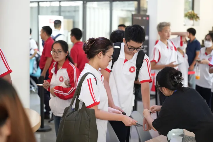 Vũ trụ Đồng tiền: Thí sinh Đại học Ngoại thương trở thành Đảng viên ở tuổi 18 - Ảnh 1. Vũ trụ Đồng tiền: Thí sinh Đại học Ngoại thương trở thành Đảng viên ở tuổi 18 - Ảnh 1.