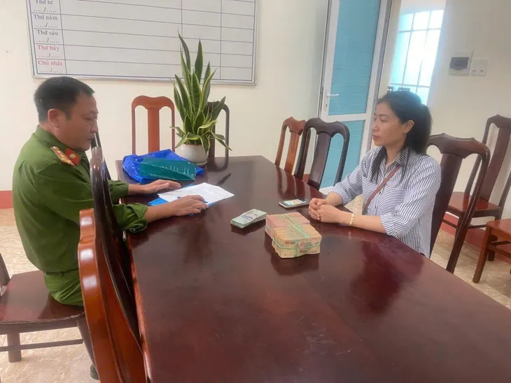 Đắk Lắk: Công an trao trả 320 triệu đồng vì chuyển nhầm tài khoản - Ảnh 1. Đắk Lắk: Công an trao trả 320 triệu đồng vì chuyển nhầm tài khoản - Ảnh 1.