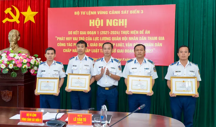 Cảnh sát biển phát huy vai trò trong công tác phổ biến, giáo dục pháp luật - Ảnh 2. Cảnh sát biển phát huy vai trò trong công tác phổ biến, giáo dục pháp luật - Ảnh 2.