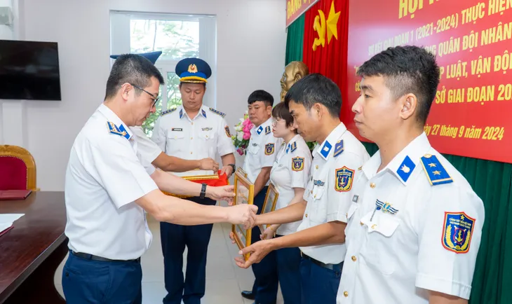 Cảnh sát biển phát huy vai trò trong công tác phổ biến, giáo dục pháp luật - Ảnh 3. Cảnh sát biển phát huy vai trò trong công tác phổ biến, giáo dục pháp luật - Ảnh 3.