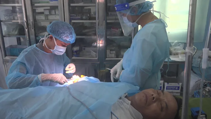 Bệnh xá đảo Song Tử Tây cấp cứu ngư dân bị tai nạn lao động - Ảnh 1. Bệnh xá đảo Song Tử Tây cấp cứu ngư dân bị tai nạn lao động - Ảnh 1.