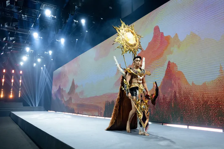 Trang phục dân tộc gây ấn tượng trong đêm Chung kết Mister Vietnam 2024 - Ảnh 3. Trang phục dân tộc gây ấn tượng trong đêm Chung kết Mister Vietnam 2024 - Ảnh 3.