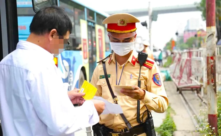 Có được tiếp tục điều khiển phương tiện khi bị tước Giấy phép lái xe tích hợp? - Ảnh 1. Có được tiếp tục điều khiển phương tiện khi bị tước Giấy phép lái xe tích hợp? - Ảnh 1.