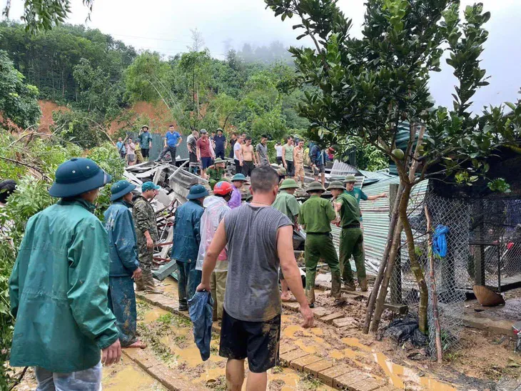 Hà Giang: Sạt lở đất vùi lấp nhiều phương tiện giao thông - Ảnh 8. Hà Giang: Sạt lở đất vùi lấp nhiều phương tiện giao thông - Ảnh 8.