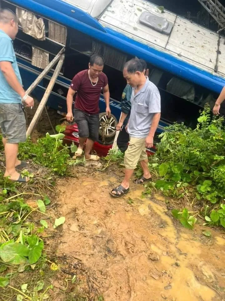 Hà Giang: Sạt lở đất vùi lấp nhiều phương tiện giao thông - Ảnh 6. Hà Giang: Sạt lở đất vùi lấp nhiều phương tiện giao thông - Ảnh 6.