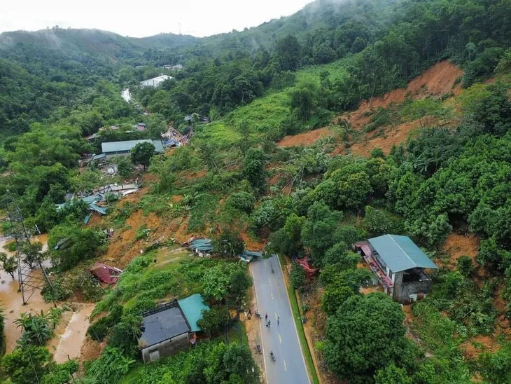 Hà Giang: Sạt lở đất vùi lấp nhiều phương tiện giao thông - Ảnh 1. Hà Giang: Sạt lở đất vùi lấp nhiều phương tiện giao thông - Ảnh 1.