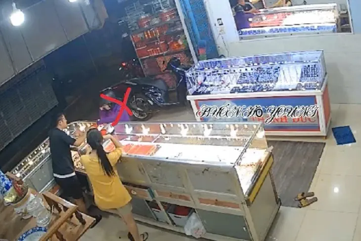 Truy bắt đôi nam nữ giật 5 chỉ vàng 9999 rồi giật bỏ chạy - Ảnh 2. Truy bắt đôi nam nữ giật 5 chỉ vàng 9999 rồi giật bỏ chạy - Ảnh 2.