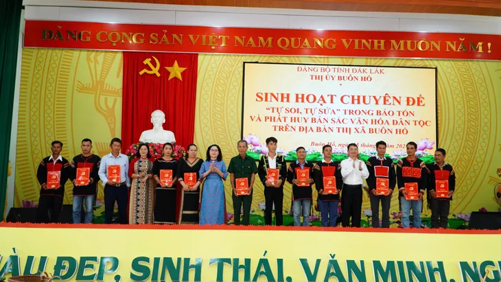 Sổ tiết kiệm Búa liềm vàng giúp đảng viên có hoàn cảnh khó khăn - Ảnh 1. Sổ tiết kiệm Búa liềm vàng giúp đảng viên có hoàn cảnh khó khăn - Ảnh 1.