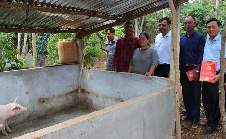 Sổ tiết kiệm Búa liềm vàng giúp đảng viên có hoàn cảnh khó khăn - Ảnh 2. Sổ tiết kiệm Búa liềm vàng giúp đảng viên có hoàn cảnh khó khăn - Ảnh 2.