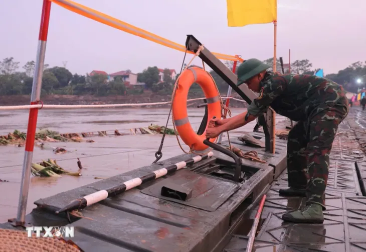 Chính thức thông xe cầu phao Phong Châu - Ảnh 2. Chính thức thông xe cầu phao Phong Châu - Ảnh 2.