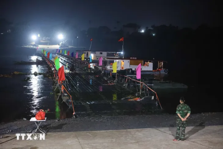 Chính thức thông xe cầu phao Phong Châu - Ảnh 5. Chính thức thông xe cầu phao Phong Châu - Ảnh 5.