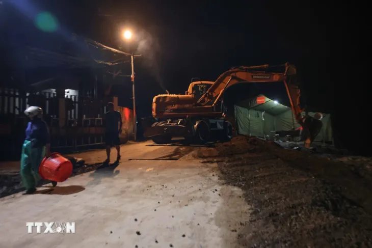 Chính thức thông xe cầu phao Phong Châu - Ảnh 1. Chính thức thông xe cầu phao Phong Châu - Ảnh 1.