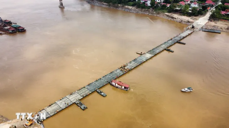 Chính thức ghép cầu phao dã chiến tạm thay cầu Phong Châu bị sập - Ảnh 3.