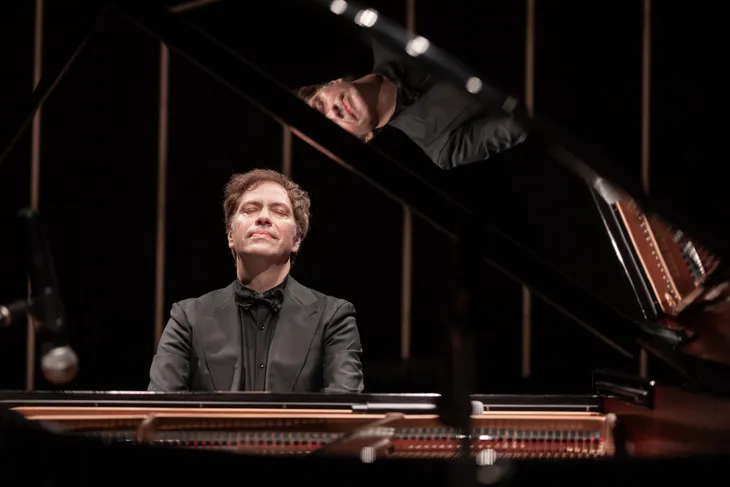 Nghệ sĩ piano Steve Barakatt đưa âm nhạc thế giới đến Hà Nội với A Harmony Across Cultures - Ảnh 1. Nghệ sĩ piano Steve Barakatt đưa âm nhạc thế giới đến Hà Nội với A Harmony Across Cultures - Ảnh 1.