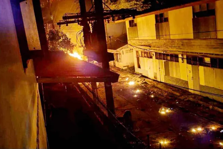 Đánh bom xe ở Thái Lan làm 2 binh sĩ bị thương, phá hủy nhà cửa - Ảnh 2. Đánh bom xe ở Thái Lan làm 2 binh sĩ bị thương, phá hủy nhà cửa - Ảnh 2.