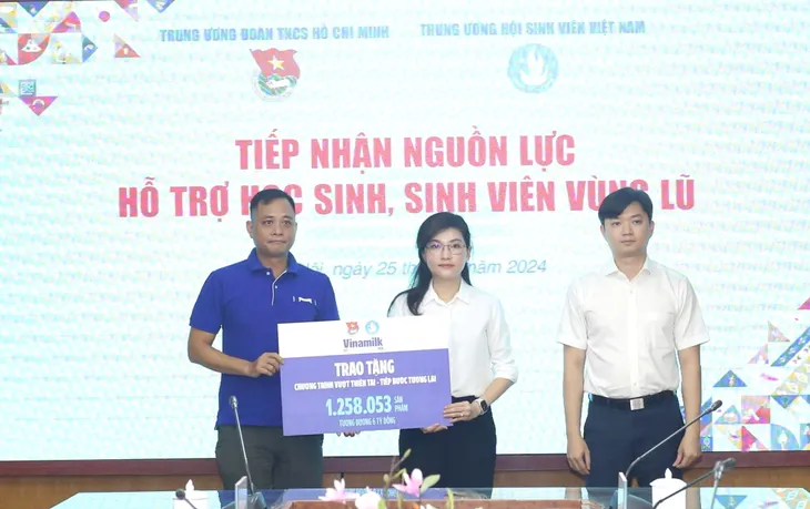 Chương trình “Vượt thiên tai – tiếp bước tương lai” của Vinamilk vượt cam kết 1,2 triệu sản phẩm cho học sinh vùng bão lũ - Ảnh 1.