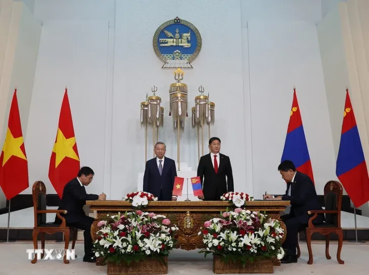 Tổng Bí thư, Chủ tịch nước Tô Lâm và Tổng thống Mông Cổ chứng kiến Lễ ký các văn kiện hợp tác - Ảnh 3. Tổng Bí thư, Chủ tịch nước Tô Lâm và Tổng thống Mông Cổ chứng kiến Lễ ký các văn kiện hợp tác - Ảnh 3.