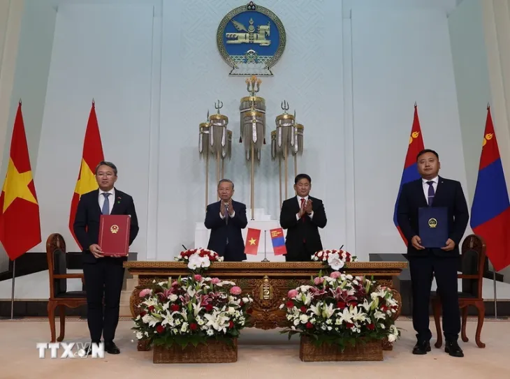 Tổng Bí thư, Chủ tịch nước Tô Lâm và Tổng thống Mông Cổ chứng kiến Lễ ký các văn kiện hợp tác - Ảnh 2. Tổng Bí thư, Chủ tịch nước Tô Lâm và Tổng thống Mông Cổ chứng kiến Lễ ký các văn kiện hợp tác - Ảnh 2.