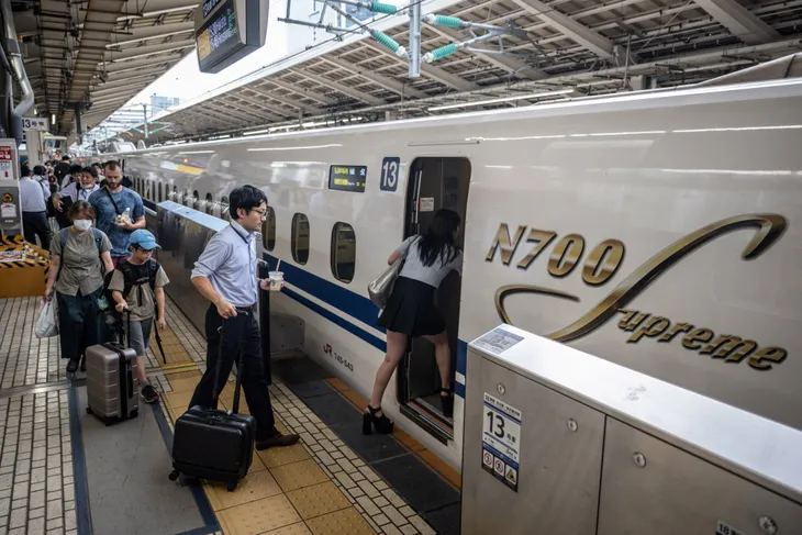 Tàu cao tốc Shinkansen tròn 60 năm đưa vào hoạt động - Ảnh 1. Tàu cao tốc Shinkansen tròn 60 năm đưa vào hoạt động - Ảnh 1.