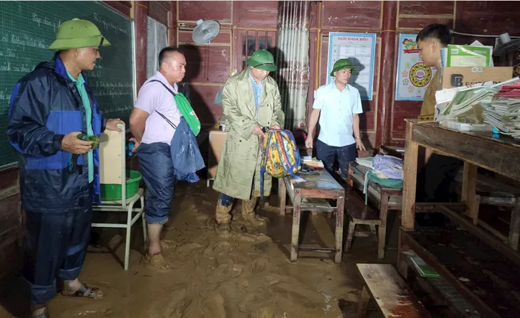 Nghệ An: Lũ quét trong đêm khiến 4 bản bị cô lập, trường học ngập bùn đất - Ảnh 2.