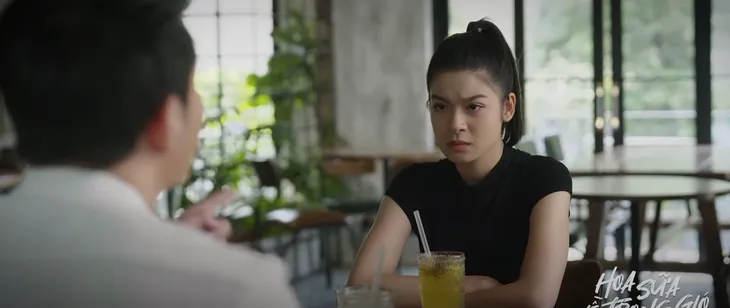 Hoa sữa về trong gió - Tập 24: Khánh đe dọa tung ảnh nóng của Trang - Ảnh 2. Hoa sữa về trong gió - Tập 24: Khánh đe dọa tung ảnh nóng của Trang - Ảnh 2.