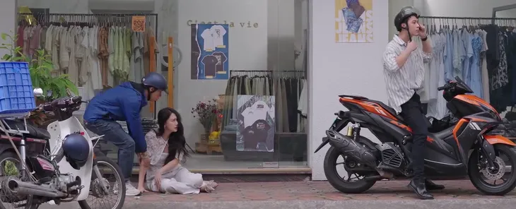 Đi giữa trời rực rỡ - Tập 45: Chải gây ấn tượng với cô chủ shop thời trang - Ảnh 4. Đi giữa trời rực rỡ - Tập 45: Chải gây ấn tượng với cô chủ shop thời trang - Ảnh 4.