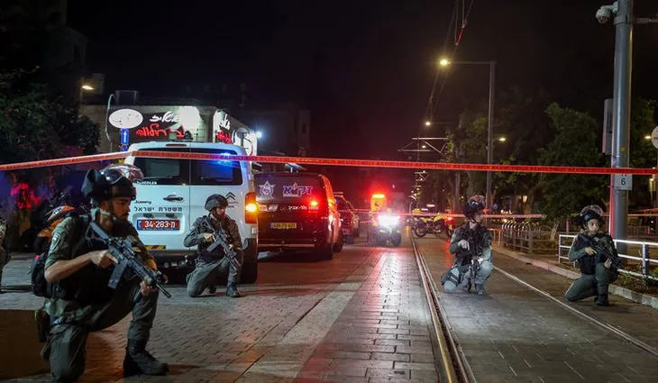 Tấn công bằng dao và súng tại Israel, 6 người thiệt mạng - Ảnh 1. Tấn công bằng dao và súng tại Israel, 6 người thiệt mạng - Ảnh 1.