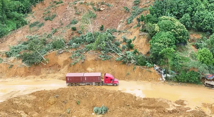 Hà Giang thông xe khu vực sạt lở trên Quốc lộ 2 - Ảnh 1. Hà Giang thông xe khu vực sạt lở trên Quốc lộ 2 - Ảnh 1.