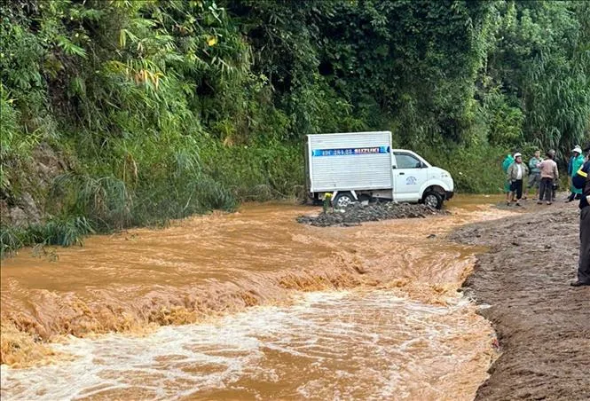 Tài xế bị lũ cuốn trôi mất tích khi lái xe qua đập tràn ở Đà Lạt - Ảnh 1. Tài xế bị lũ cuốn trôi mất tích khi lái xe qua đập tràn ở Đà Lạt - Ảnh 1.