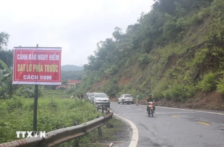 Thanh Hóa: Sạt lở đất liên tiếp do mưa lớn kéo dài đe dọa hàng trăm hộ dân - Ảnh 1. Thanh Hóa: Sạt lở đất liên tiếp do mưa lớn kéo dài đe dọa hàng trăm hộ dân - Ảnh 1.